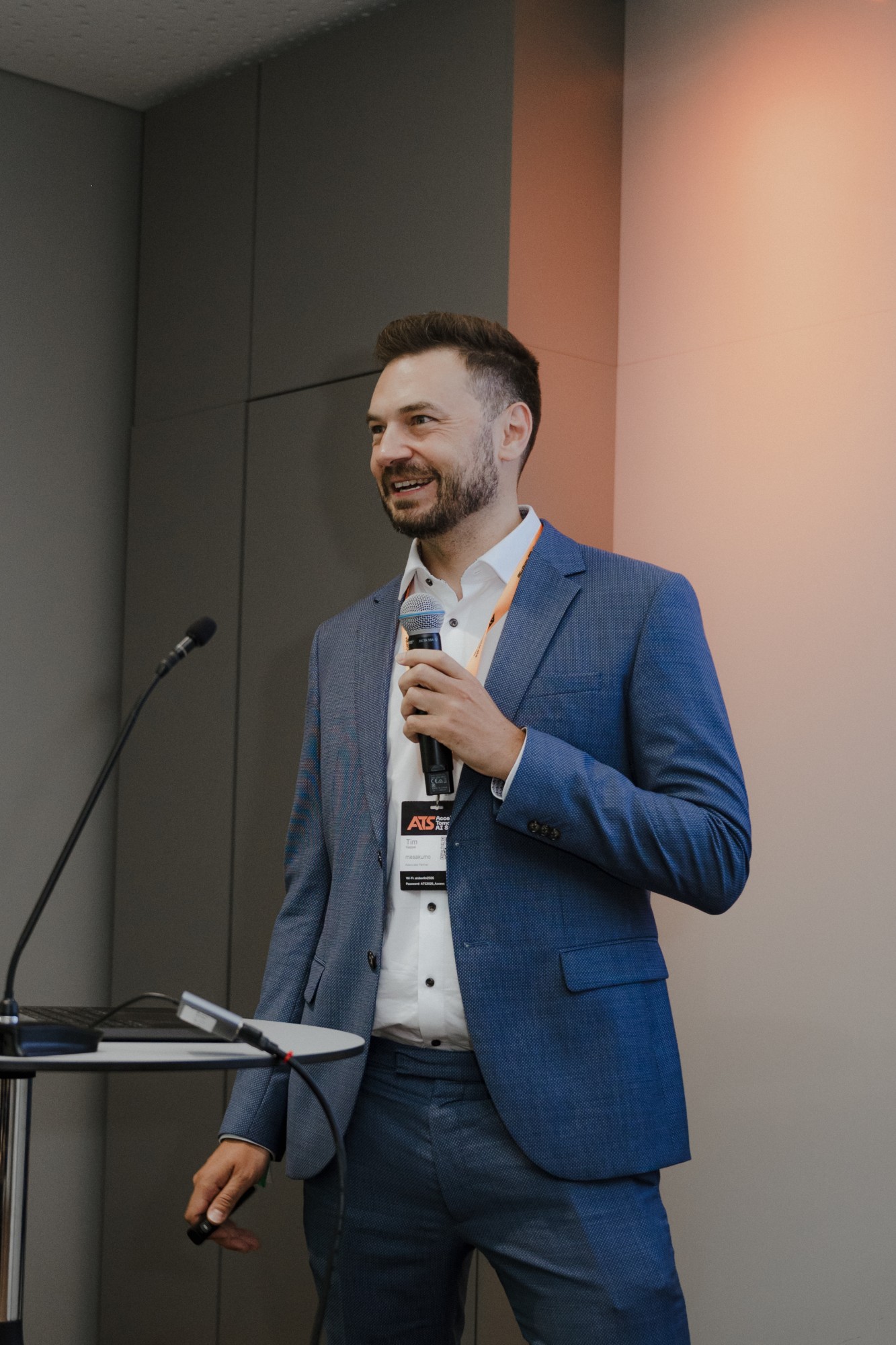 Tim Kappel auf der Bühne des Accelerate Tomorrow AI Summit 2026