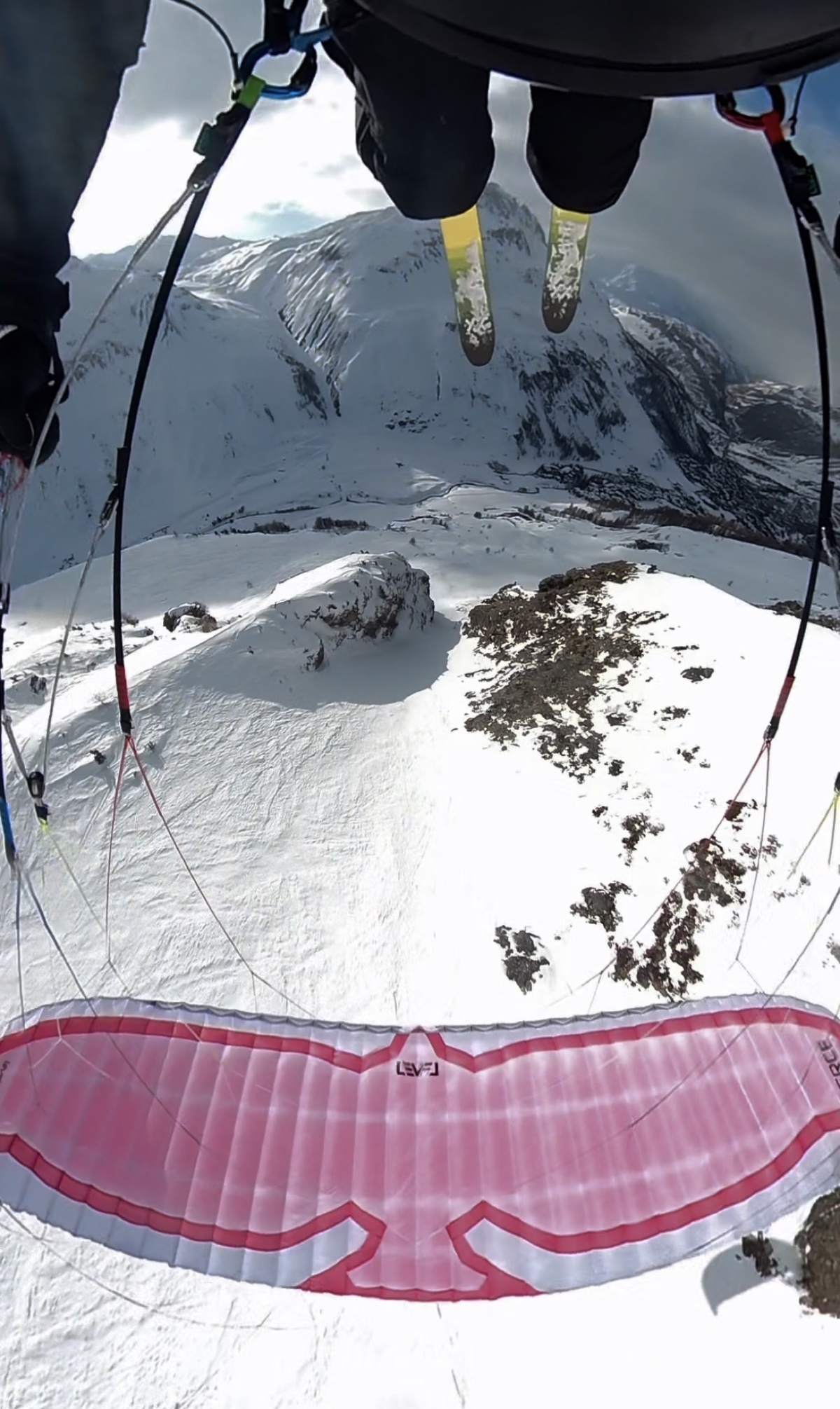 Tim Kappel beim Speedflying — POV-Shot mit Skiern an den Füßen über verschneiten Bergen