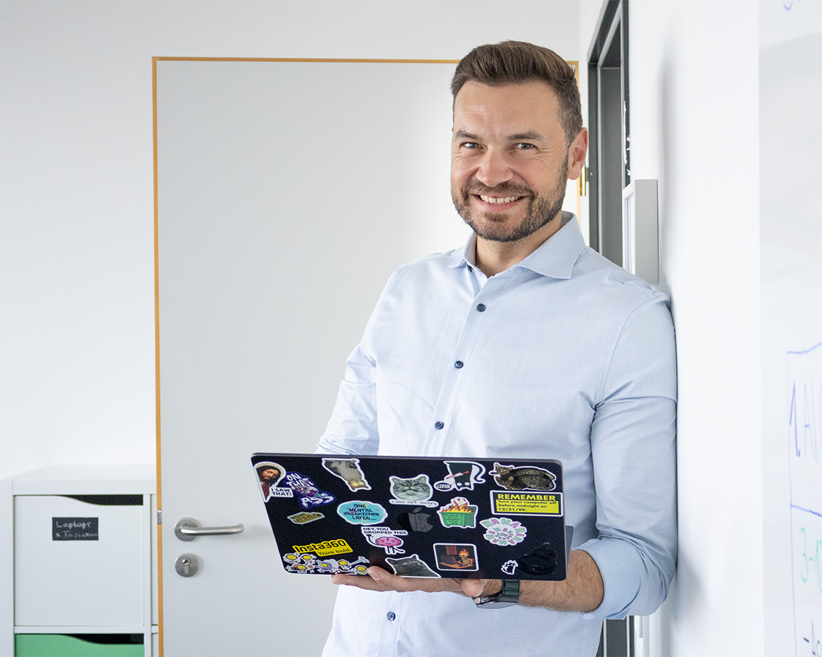 Tim Kappel am Laptop, im eigenen Studio